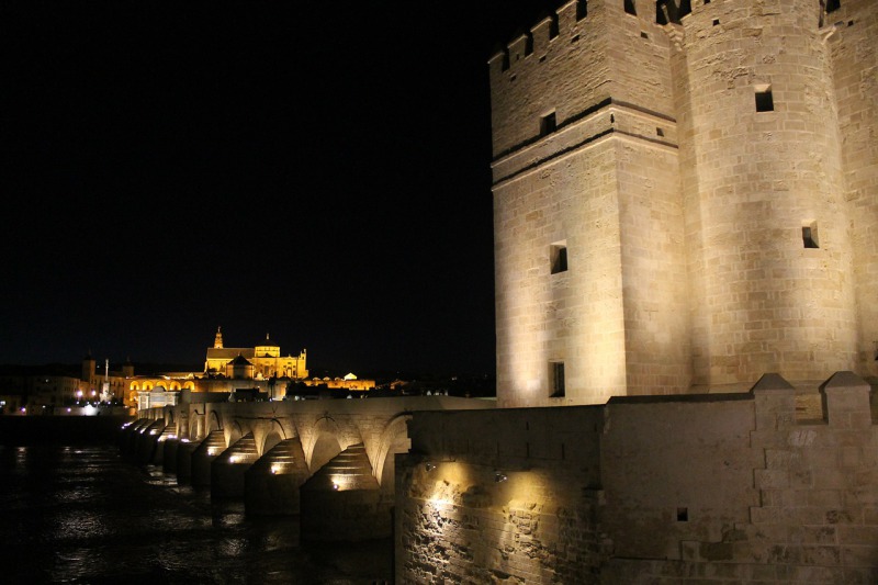 Puente romano y torre de calahorra en Córdoba