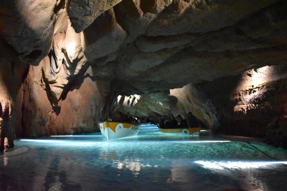 Barcos en la cueva del Parque Natural de la Sierra de Espadán en Valencia